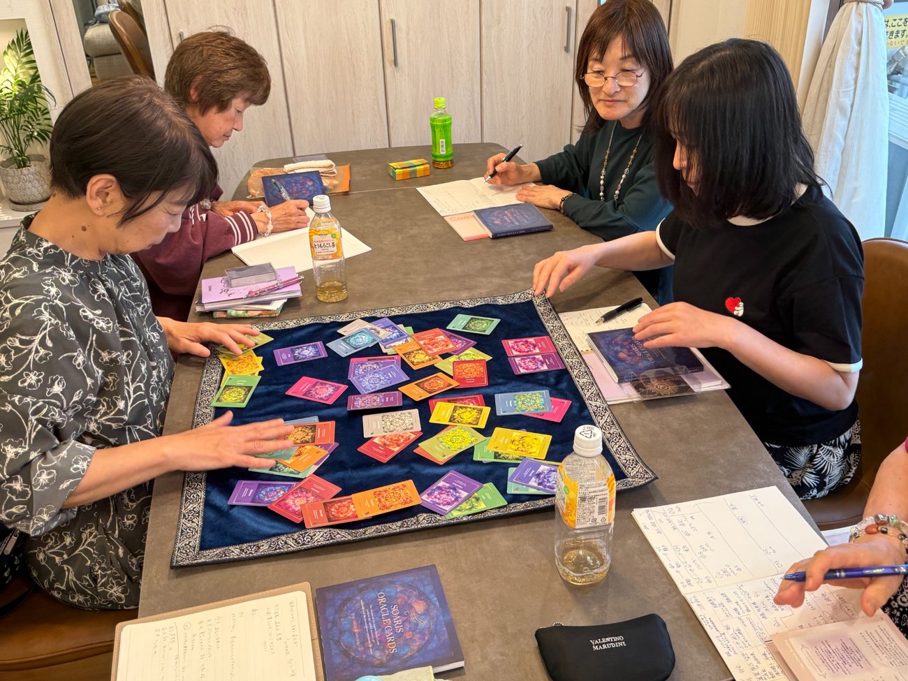 カードを広げ、対話しながら学ぶ実践会