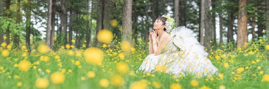 花畑の中で未来を見つめる高橋貴子