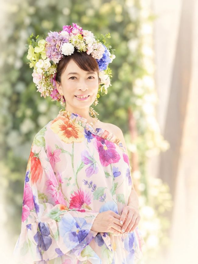 花をまとい、笑顔で迎える高橋貴子