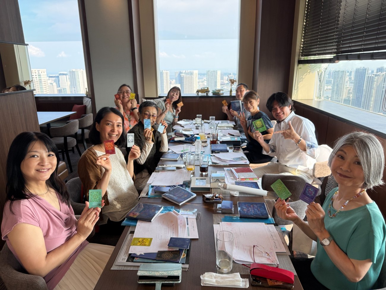 カードを手に、皆さんで過ごすお茶会