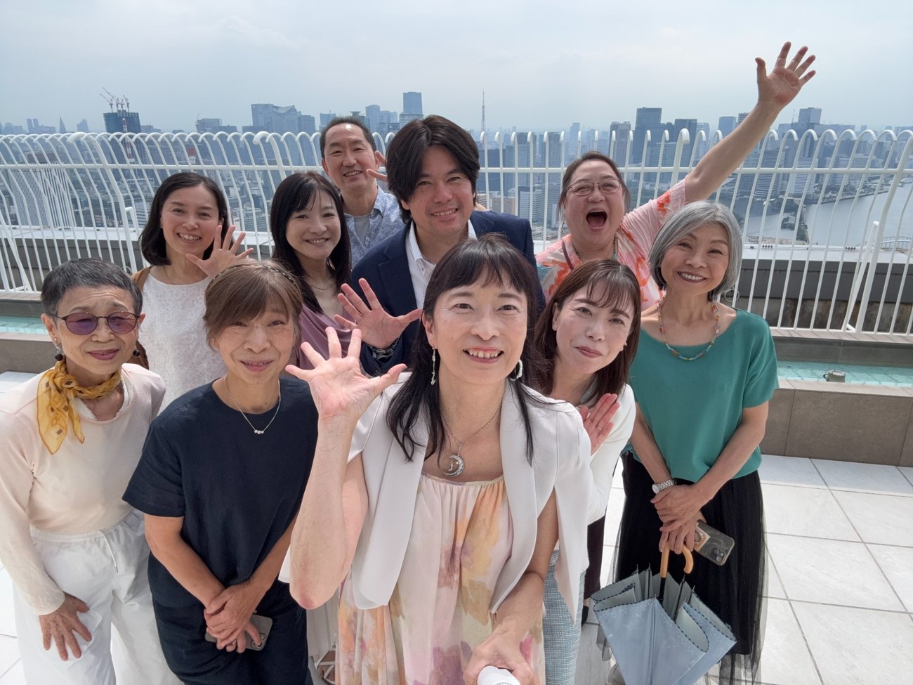 青空の下で笑顔を見せる参加者の皆さん