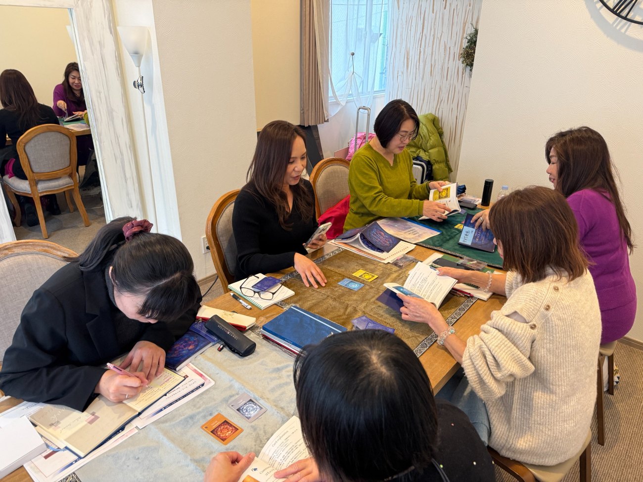 カードと教材を使い、書き留めながら学ぶ様子
