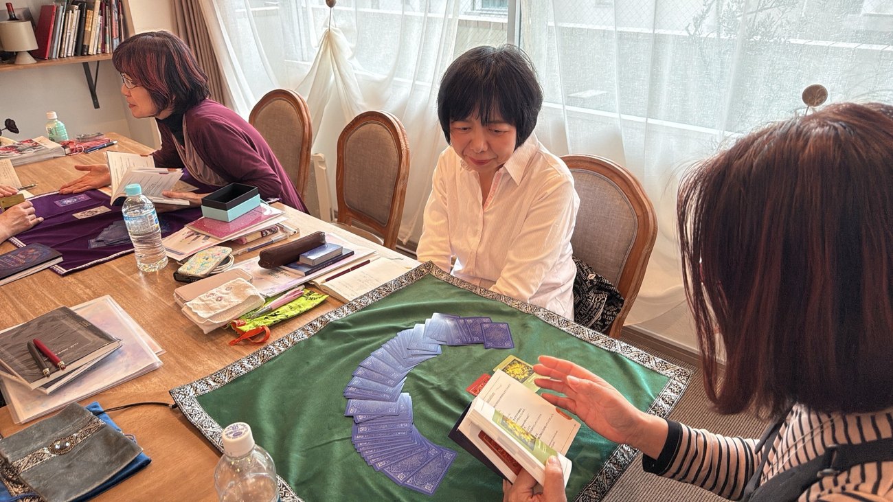 解説書を開いて、相手へ言葉を届ける場面